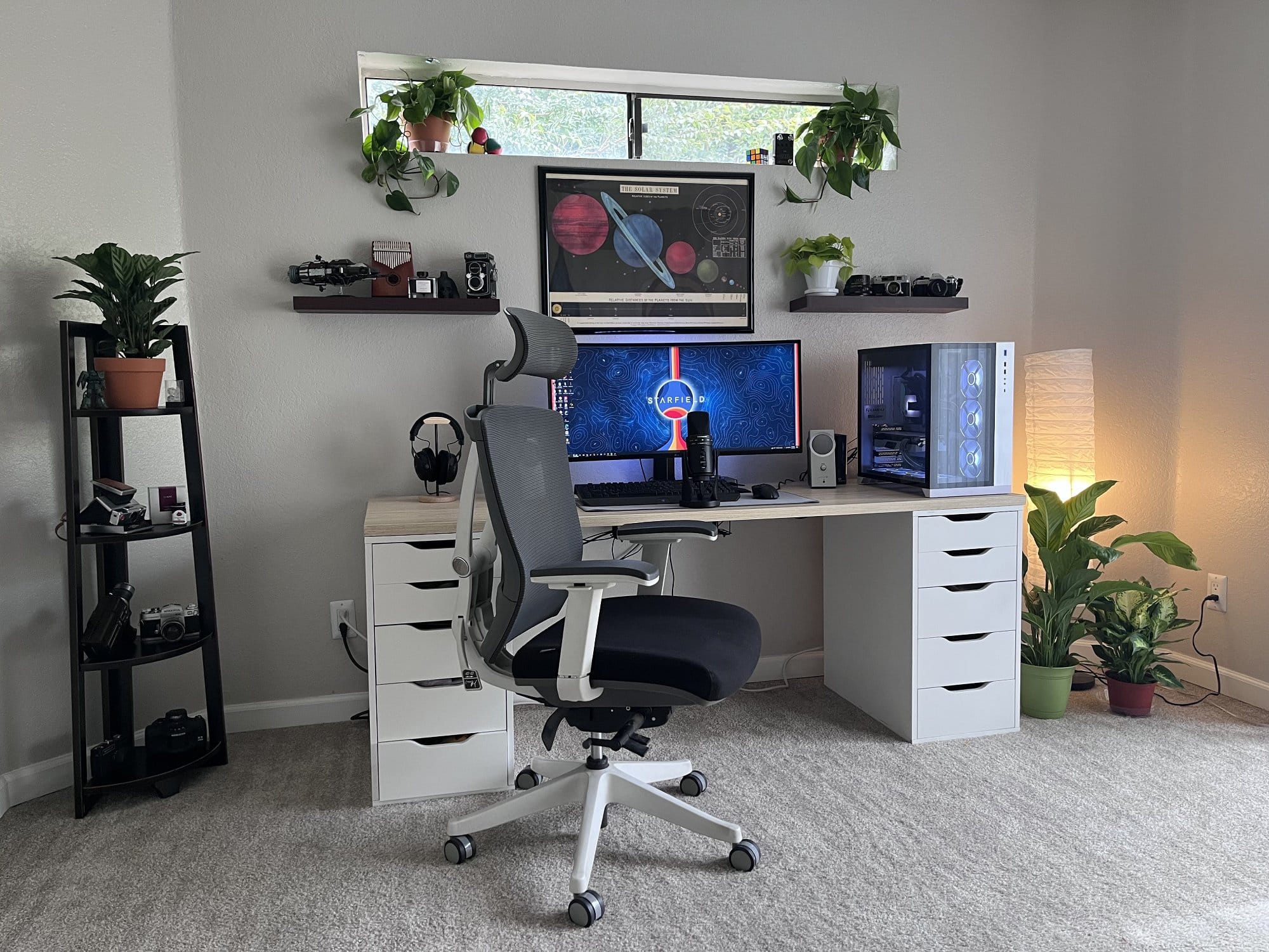 https://www.makerstations.io/content/images/2023/12/cole-cavolo-desk-setup-01.jpeg